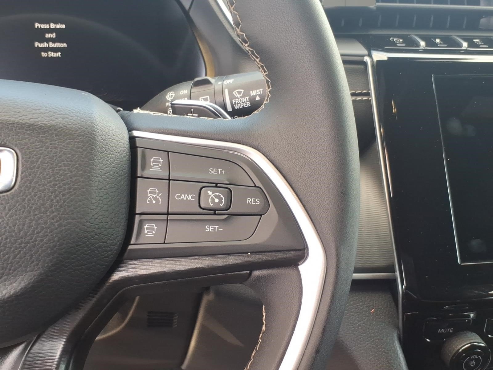 Used 2025 Jeep Grand Cherokee Altitude AWD/4WD image 16