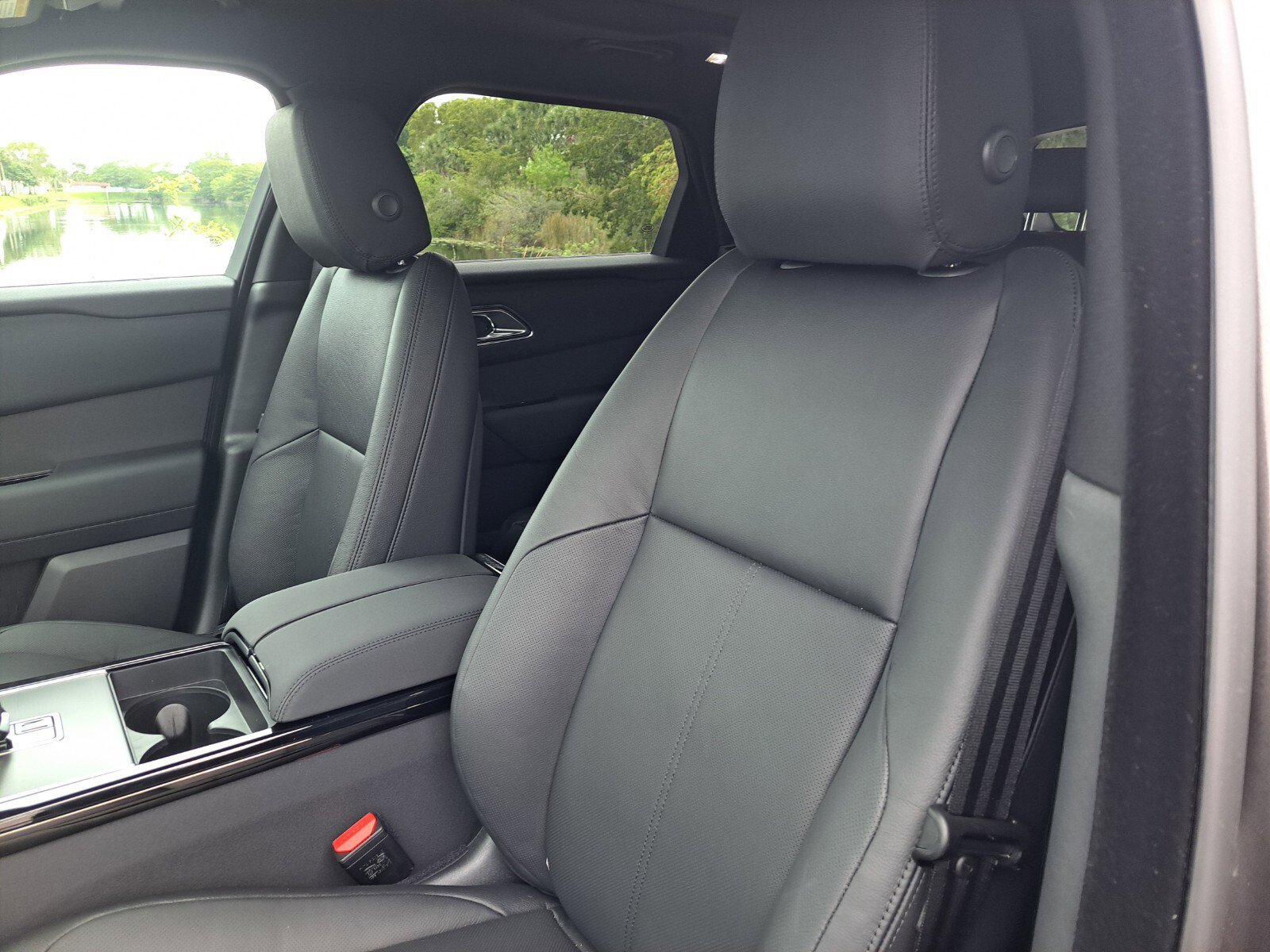 New 2025 Land Rover Range Rover Velar Dynamic SE image 8