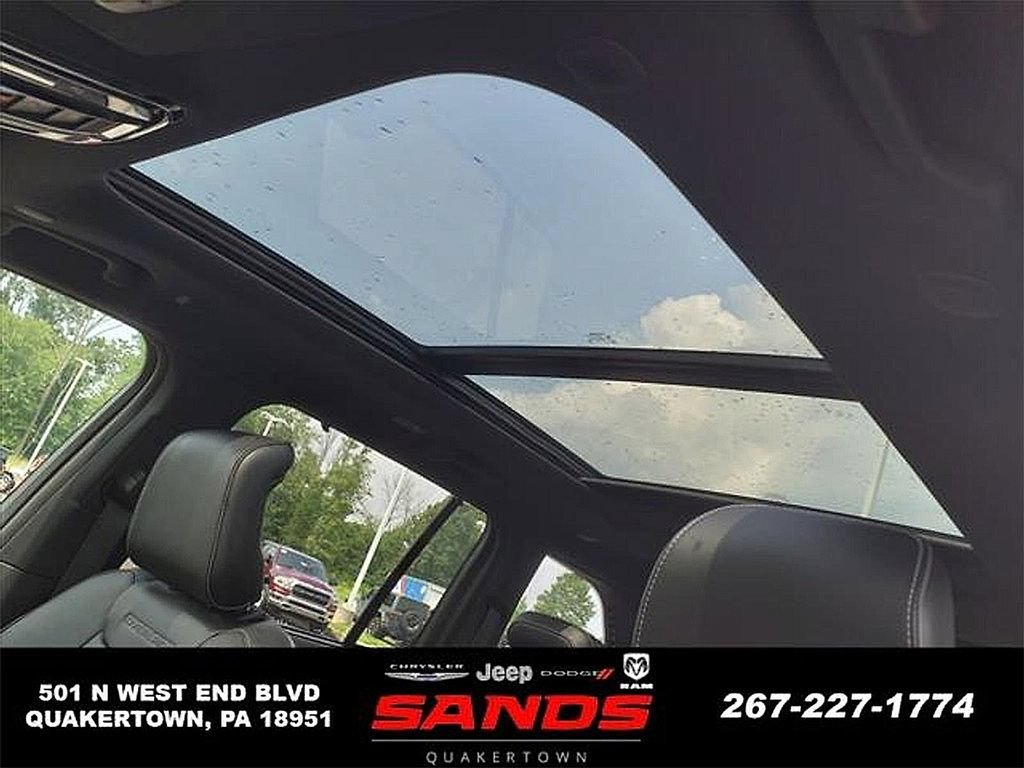 New 2023 Jeep Grand Cherokee Overland w/ Luxury Tech Group IV AWD/4WD image 11