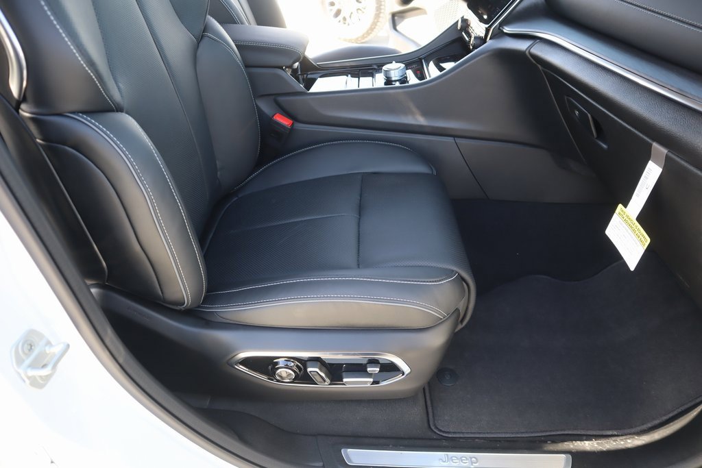 New 2025 Jeep Grand Cherokee L Overland w/ Luxury Tech Group IV image 15