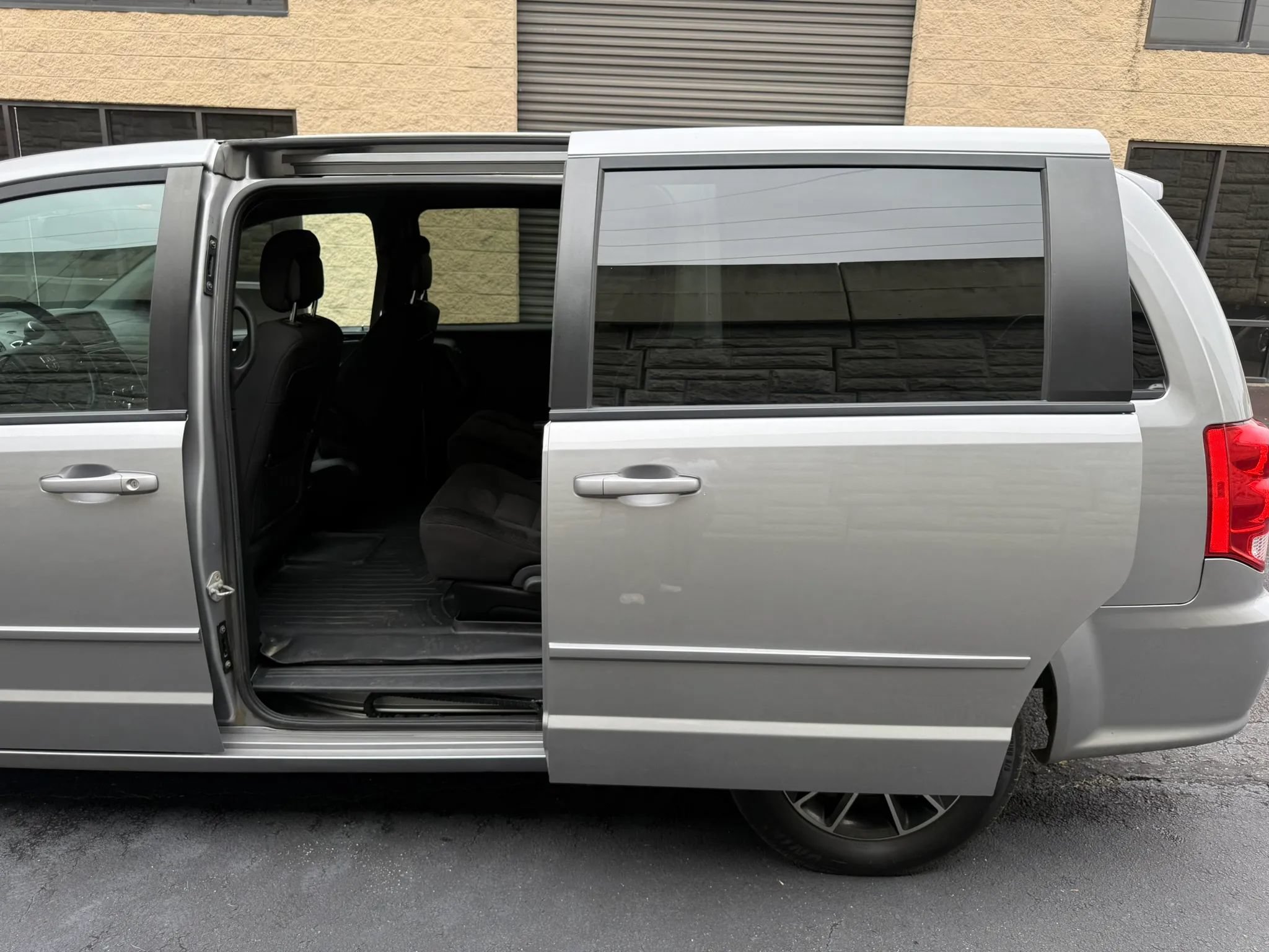 Used 2017 Dodge Grand Caravan SE FWD image 28