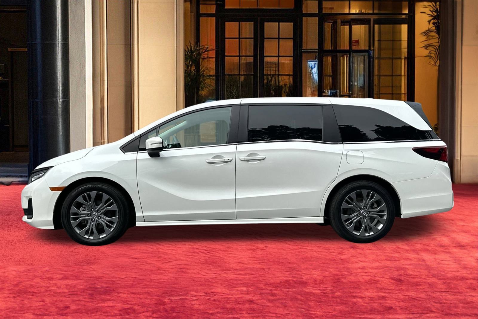 Used 2025 Honda Odyssey Touring image 3