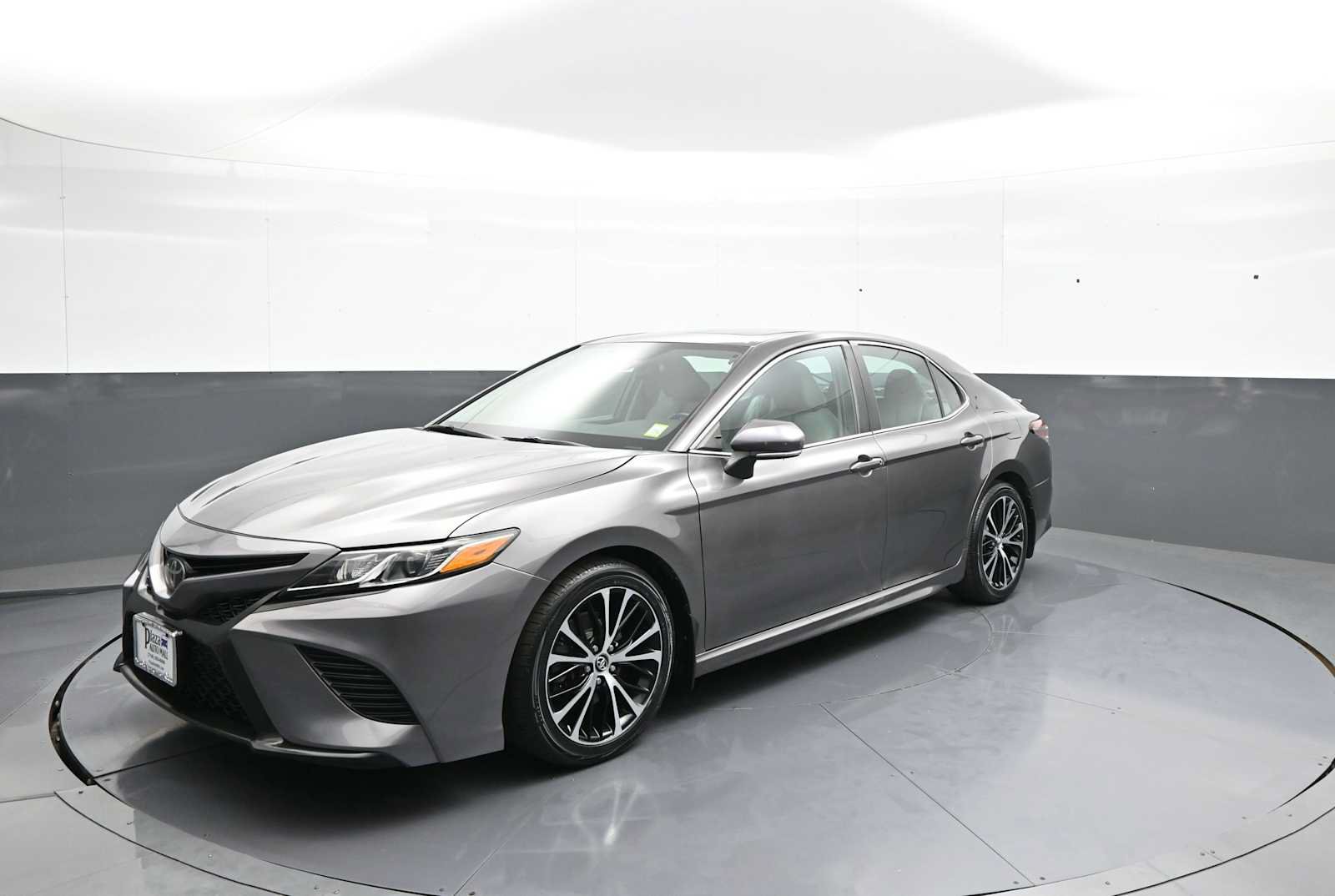Used 2020 Toyota Camry SE w/ Convenience Package FWD image 9