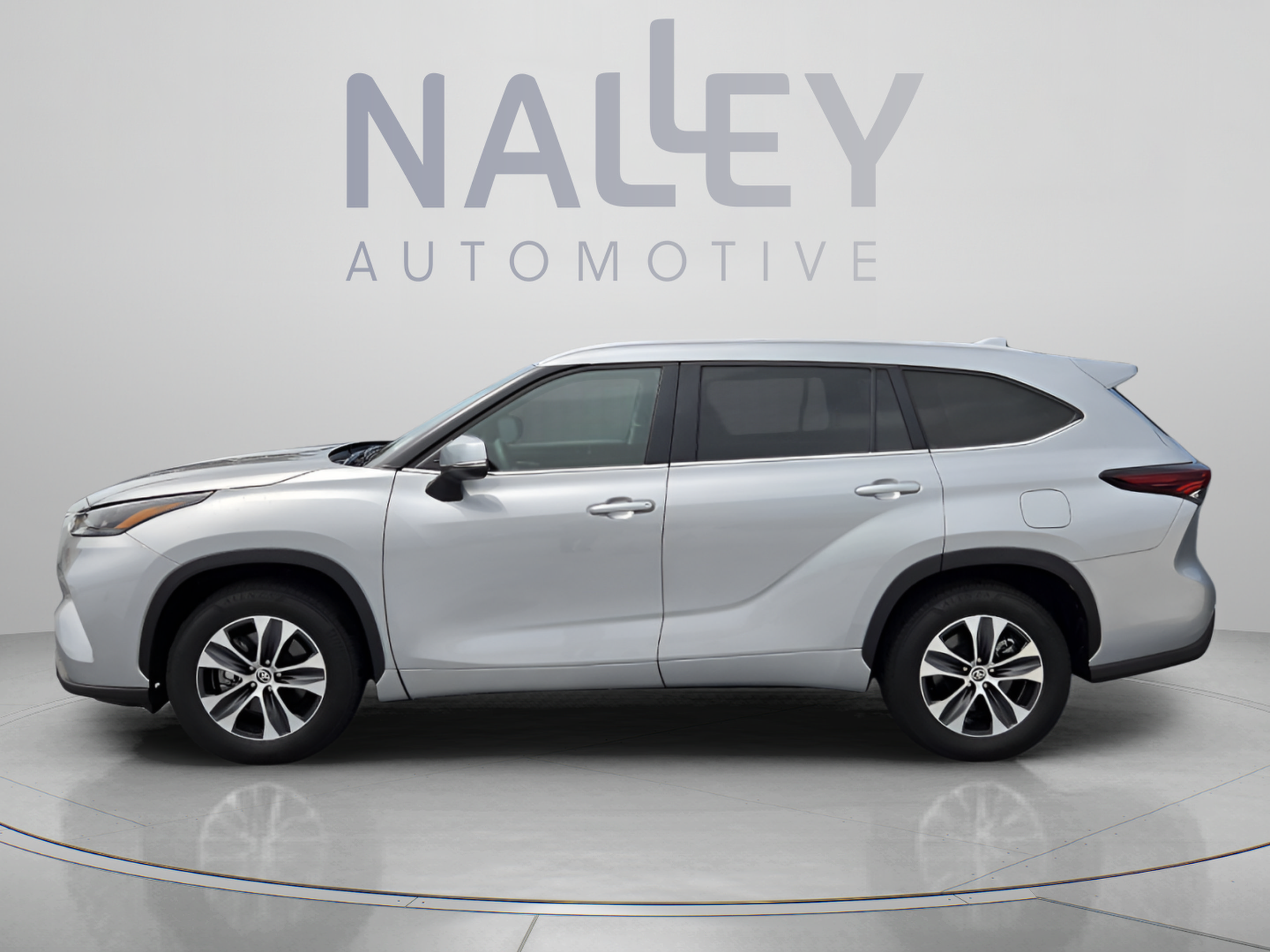 Used 2025 Toyota Highlander XLE FWD image 2