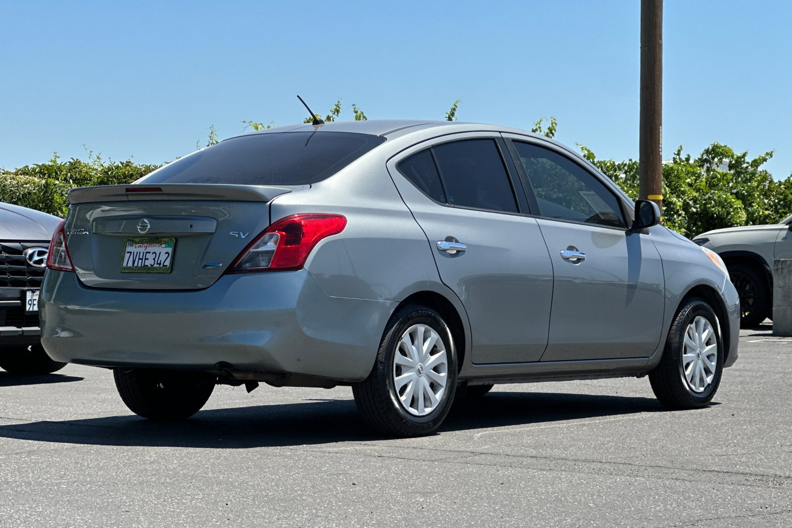 Used 2014 Nissan Versa SV FWD image 4
