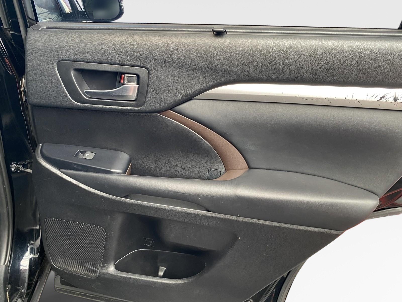 Used 2019 Toyota Highlander XLE AWD/4WD image 10