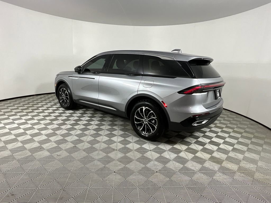 Used 2025 Lincoln Nautilus Premier AWD/4WD image 3