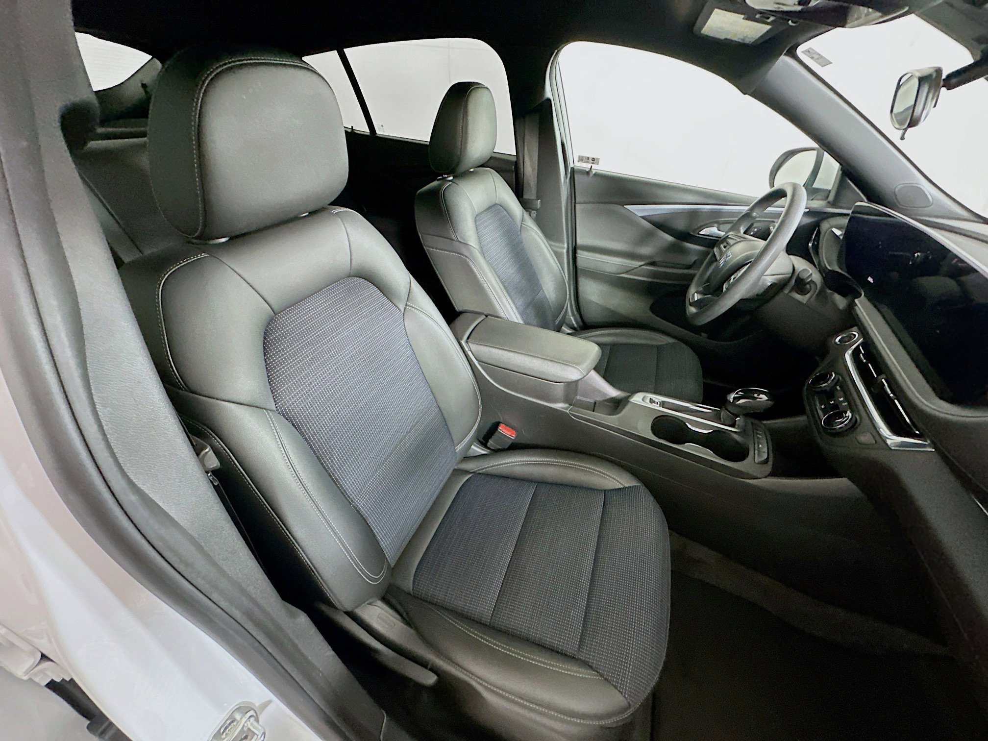 Used 2025 Buick Envista Preferred FWD image 30