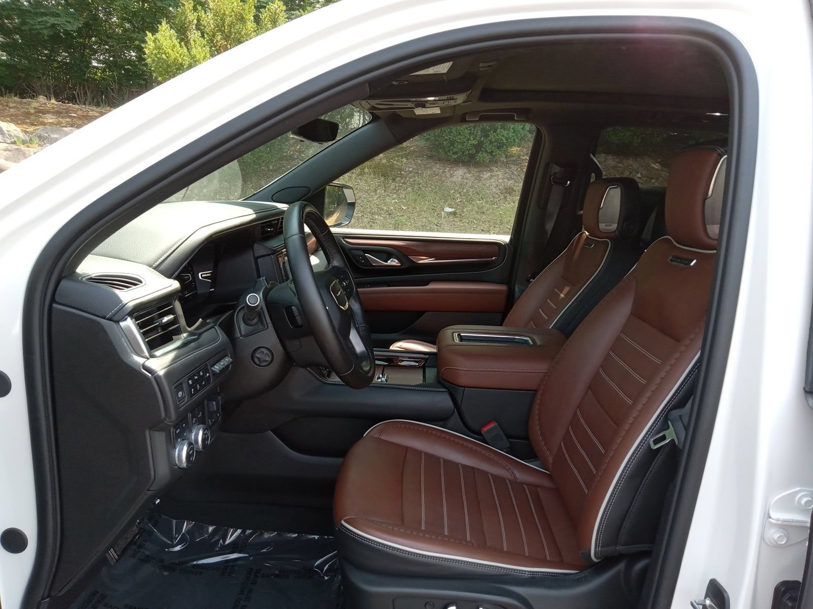 Used 2023 GMC Yukon Denali Ultimate AWD/4WD image 10