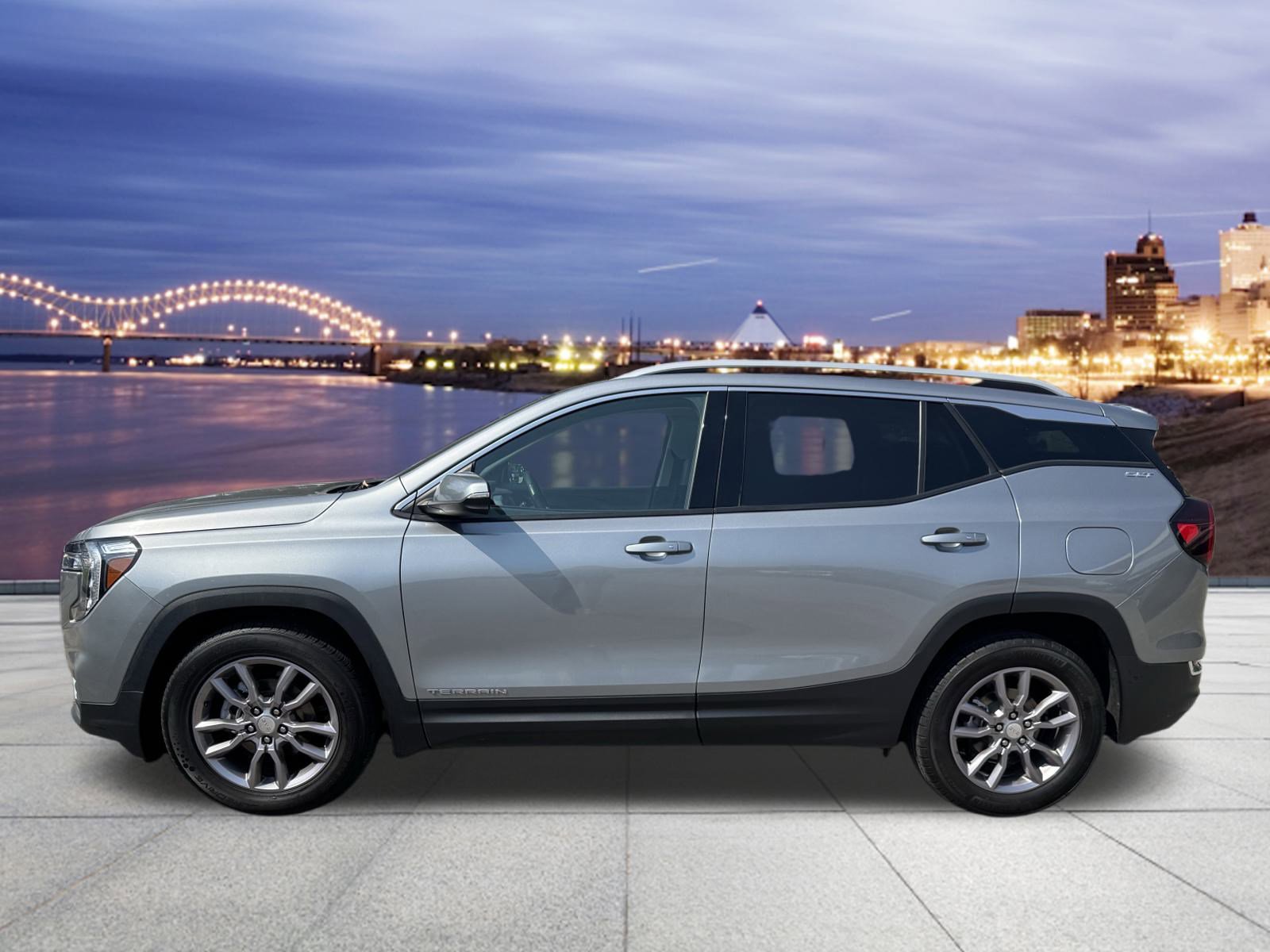 Used 2023 GMC Terrain SLT image 2