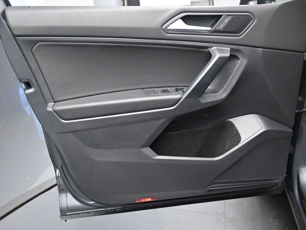 Used 2021 Volkswagen Tiguan SE R-Line image 20