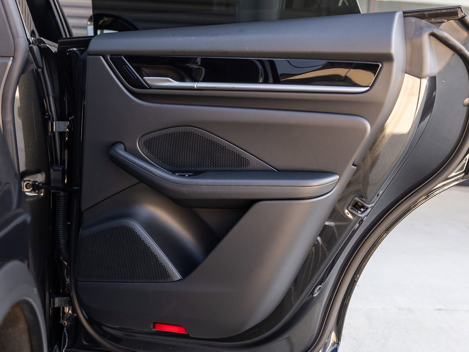 Certified 2025 Porsche Macan Electric image 34