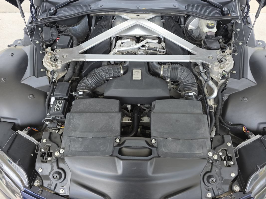 Used 2021 Aston Martin V8 Vantage Roadster RWD image 25