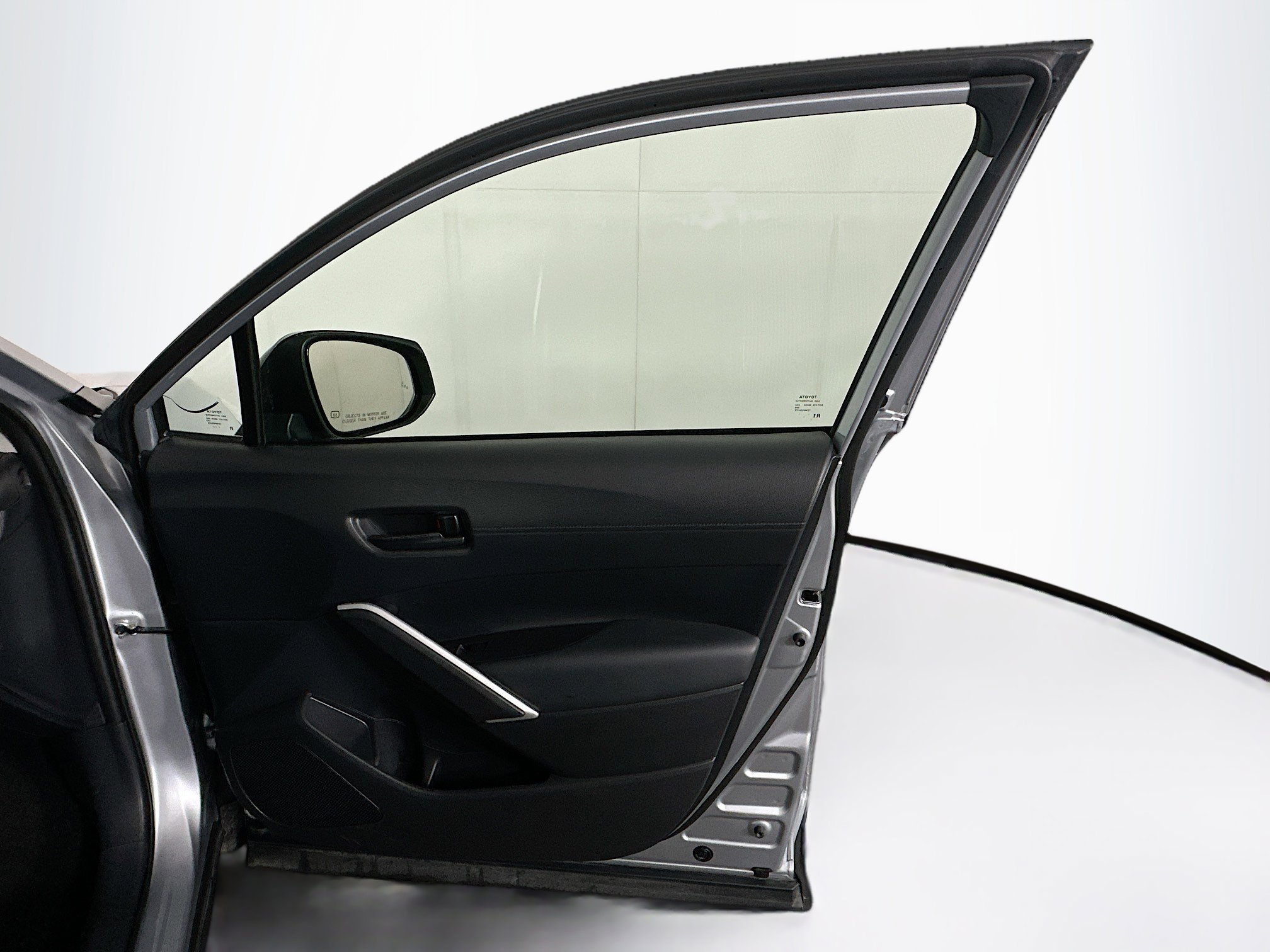 Used 2025 Toyota Corolla Cross LE image 30