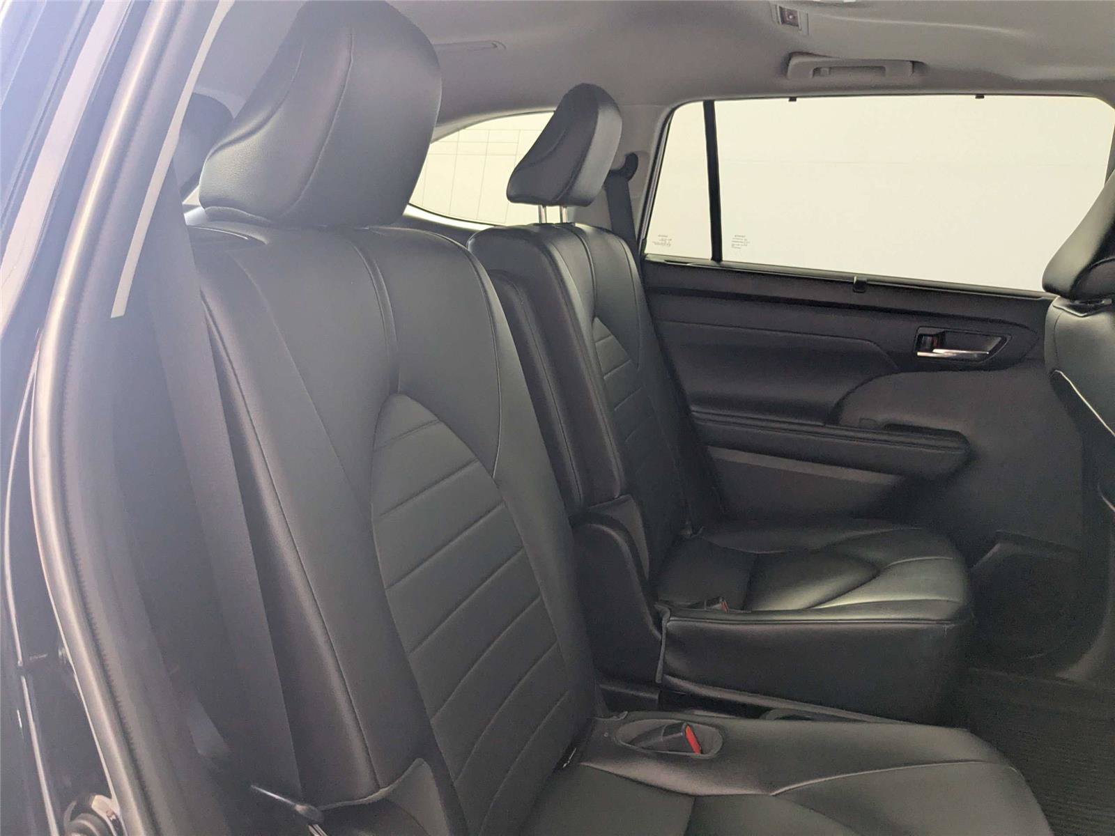 Used 2021 Toyota Highlander XLE FWD image 28