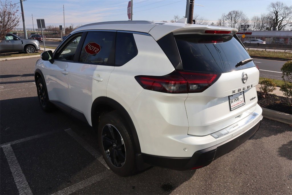 Used 2024 Nissan Rogue SV w/ SV Premium Package image 7