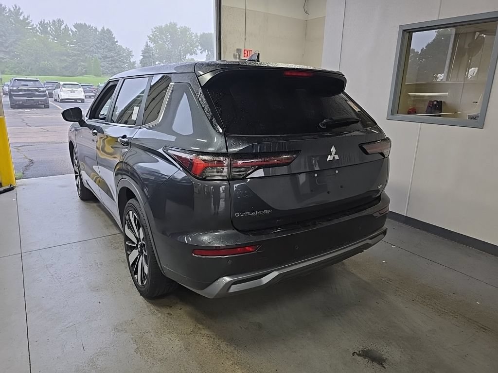 Used 2025 Mitsubishi Outlander AWD image 3
