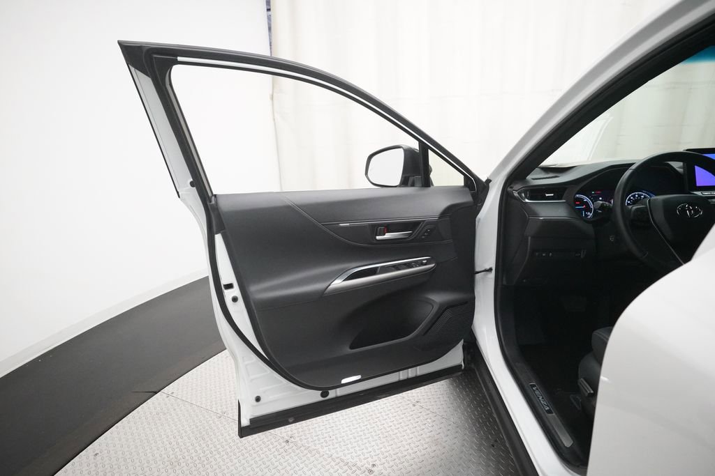 Used 2024 Toyota Venza Nightshade image 28