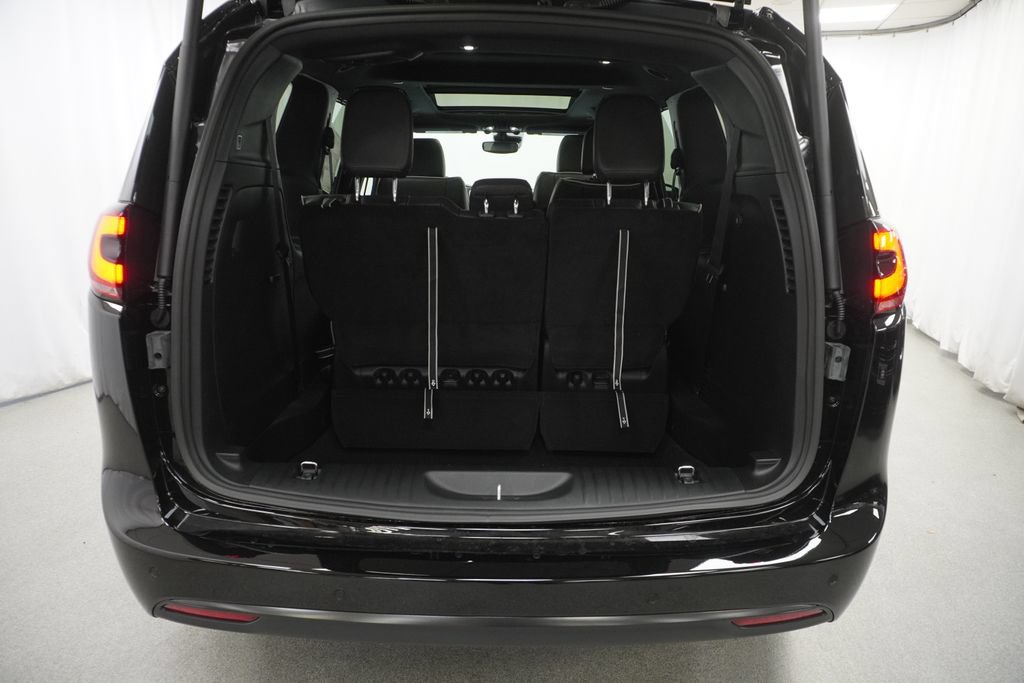 New 2027 Chrysler Pacifica Limited AWD/4WD image 31