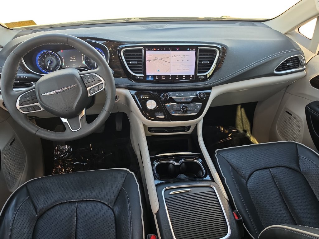 Used 2023 Chrysler Pacifica Limited w/ Uconnect Theater Family Group FWD image 11