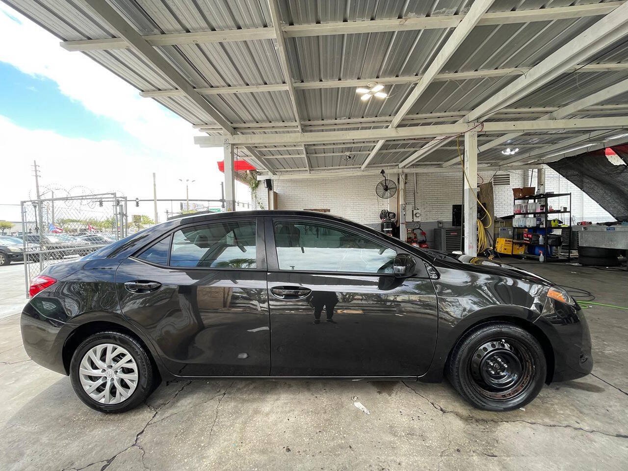 Used 2017 Toyota Corolla LE FWD image 5