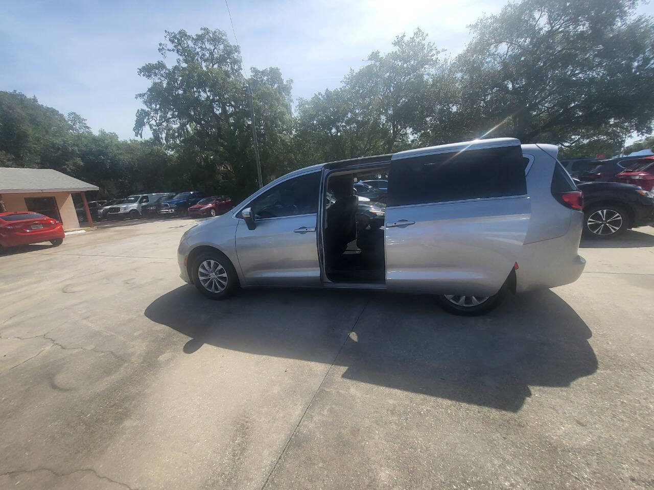 Used 2017 Chrysler Pacifica Touring w/ Tire & Wheel Group FWD image 53