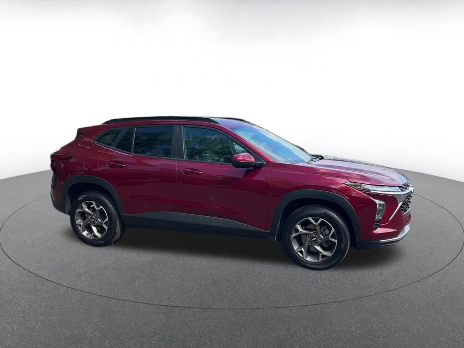 Used 2025 Chevrolet Trax LT image 2