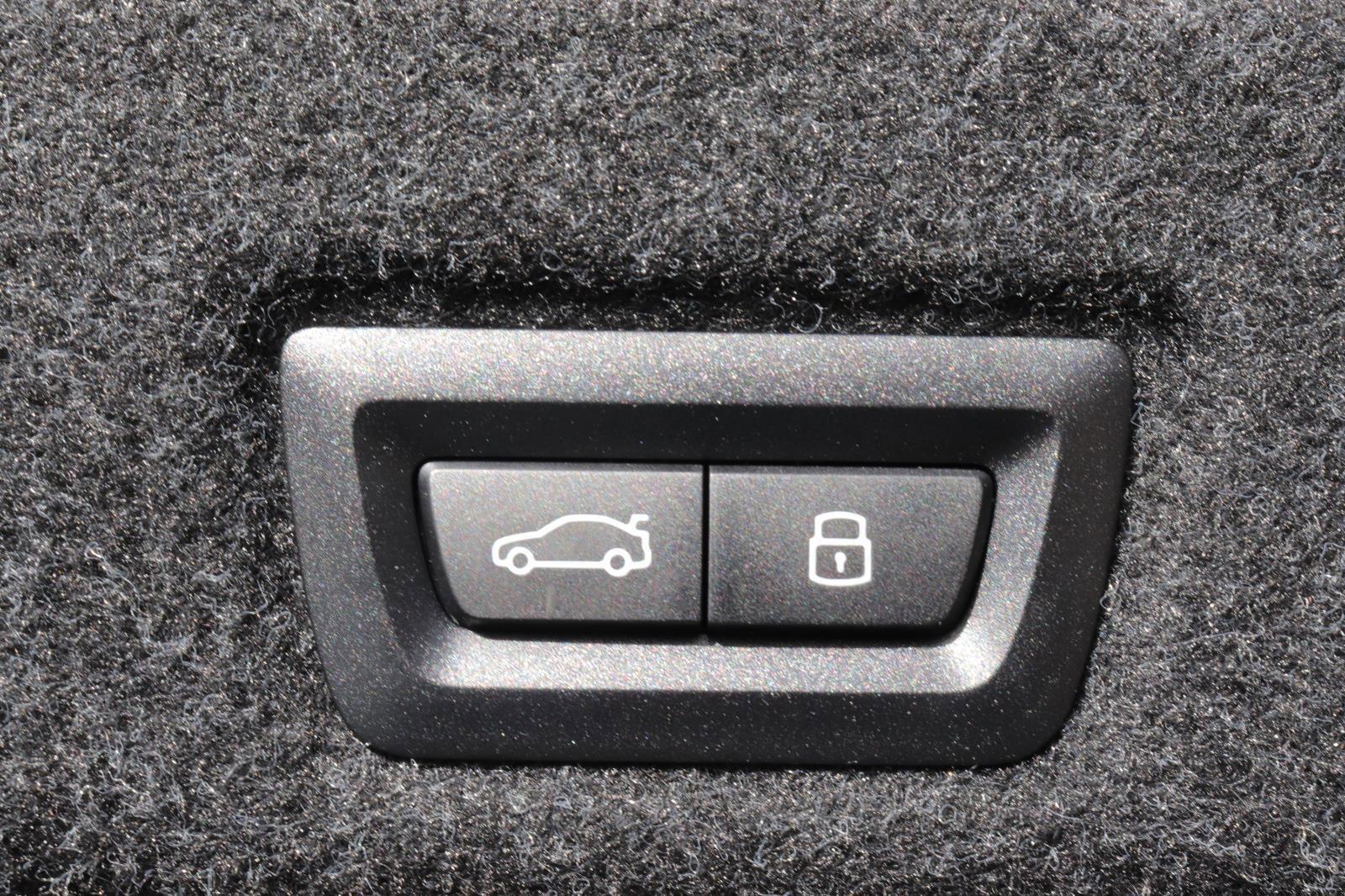 Used 2025 BMW 530i w/ Executive Package image 15