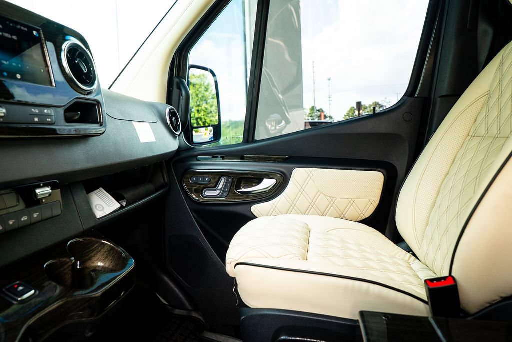 Used 2023 Mercedes-Benz Sprinter 3500 image 33