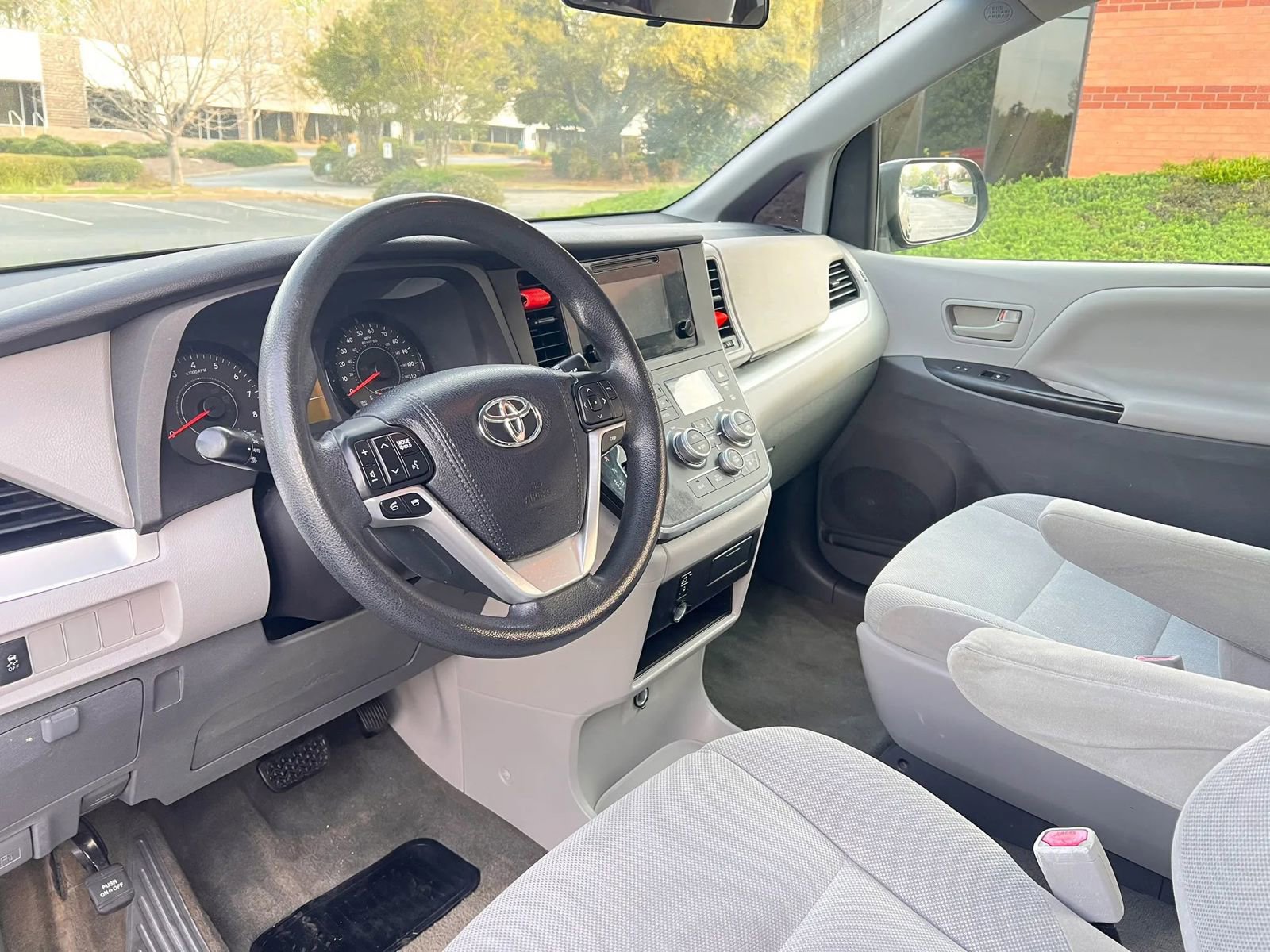 Used 2015 Toyota Sienna L image 9