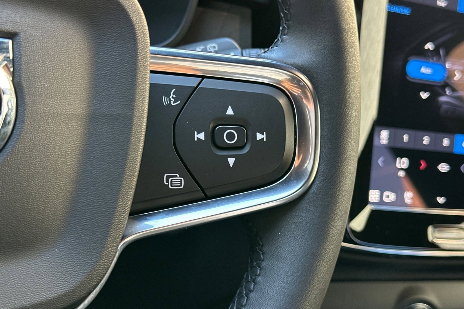 Used 2023 Volvo XC40 Recharge Ultimate image 28