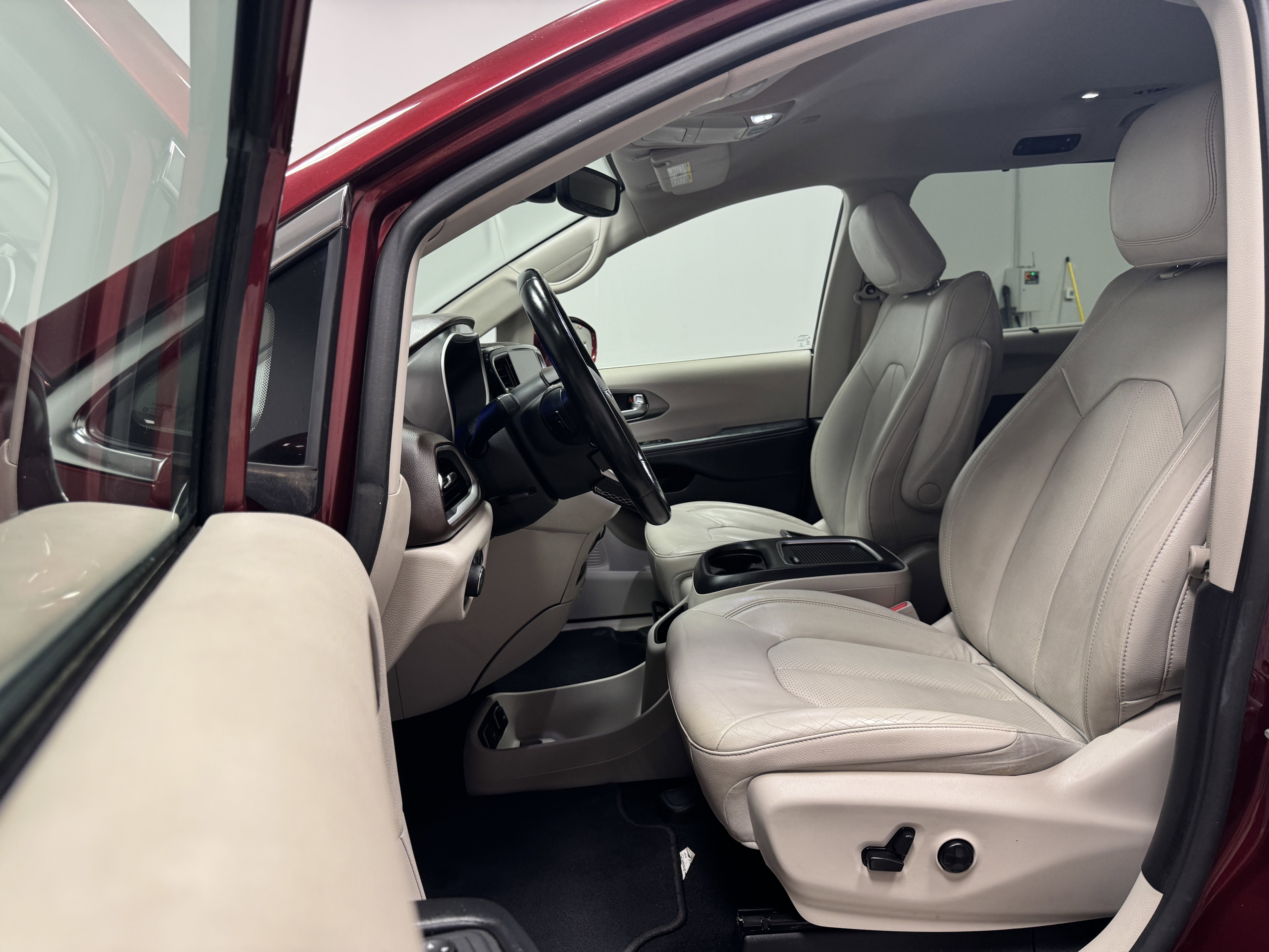 Used 2021 Chrysler Pacifica Touring-L image 15