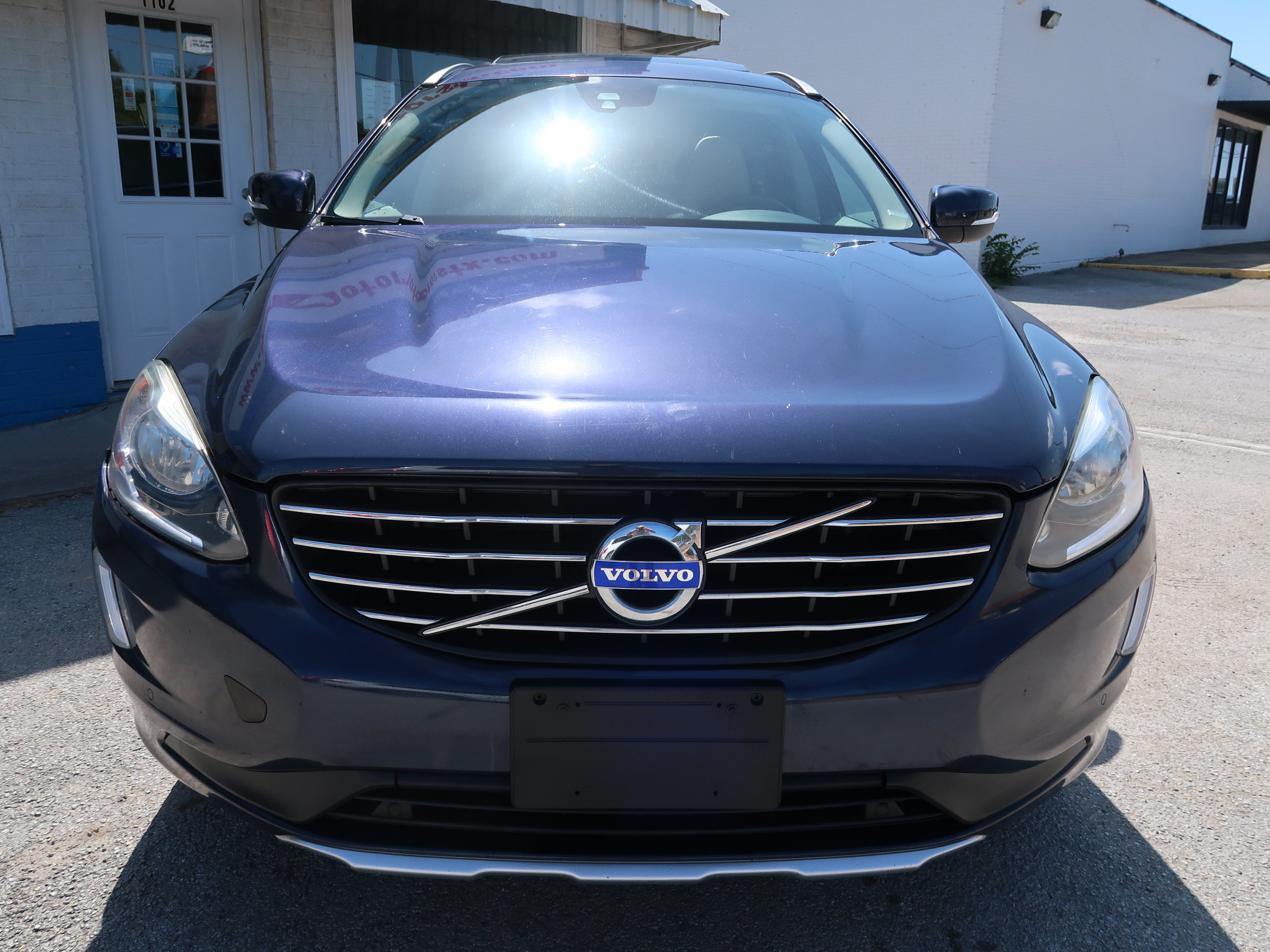 Used 2015 Volvo XC60 T5 Premier w/ Proximity Package FWD image 3