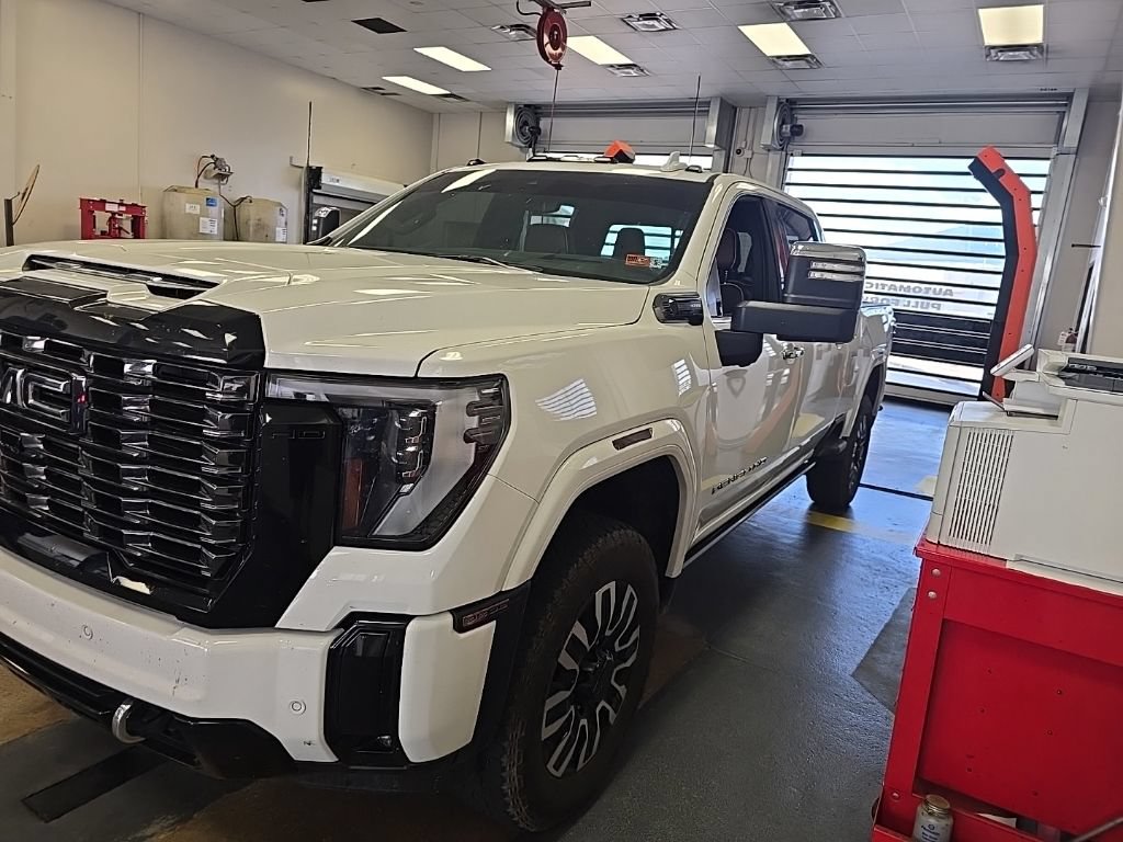 Used 2025 GMC Sierra 3500 Denali Ultimate AWD/4WD image 2