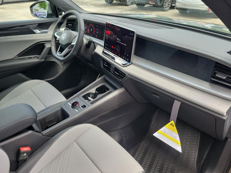New 2026 Volkswagen Tiguan SE R-Line FWD image 28
