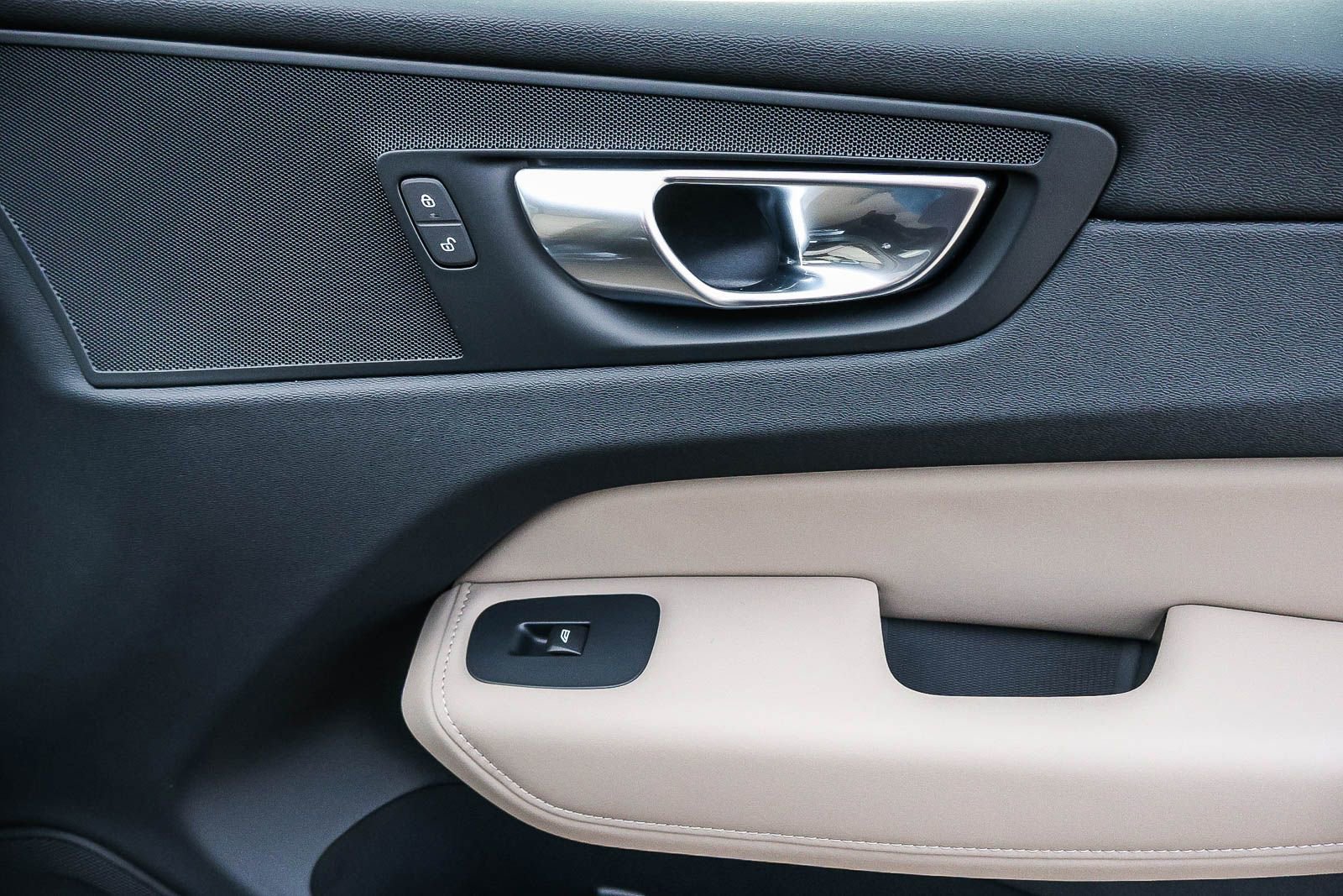 New 2026 Volvo XC60 T8 Plus w/ Protection Package Premier image 19