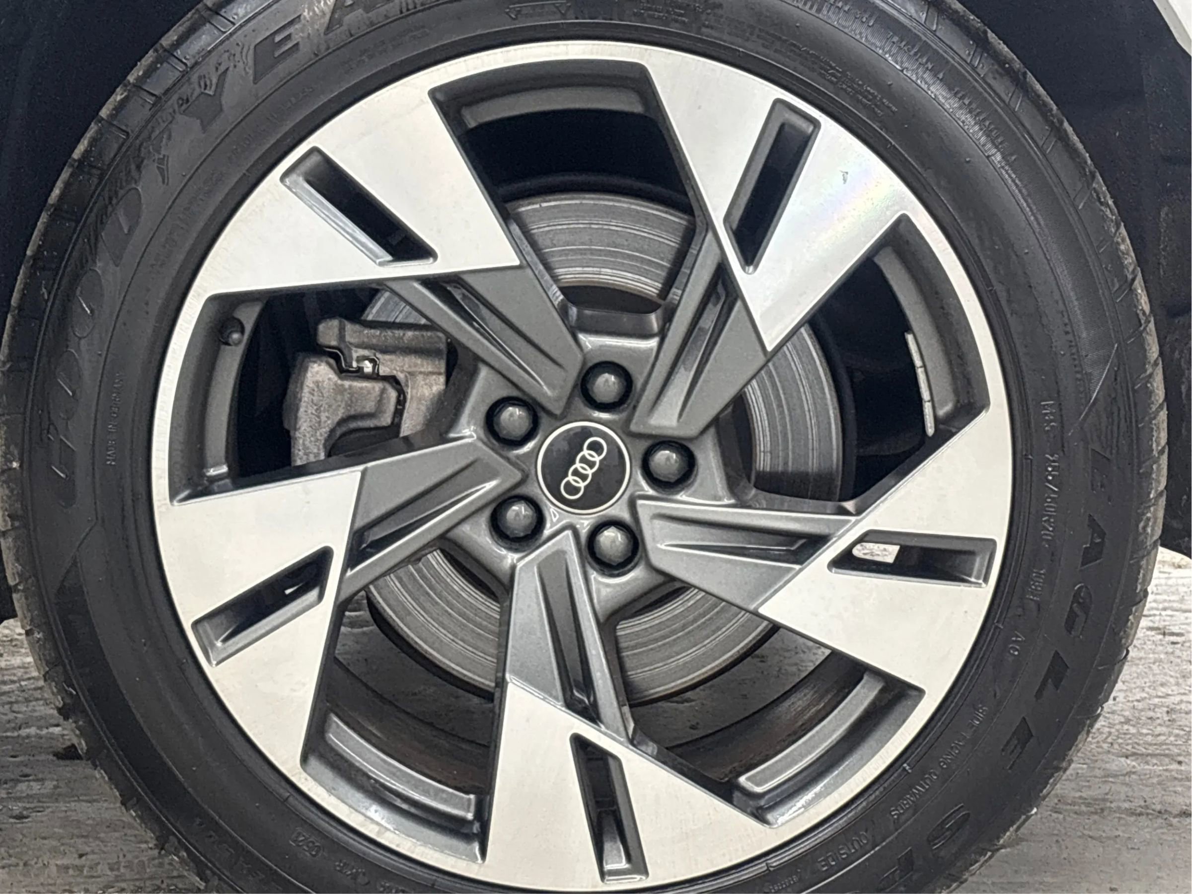 Used 2022 Audi e-tron Premium w/ Convenience Plus Package AWD/4WD image 32