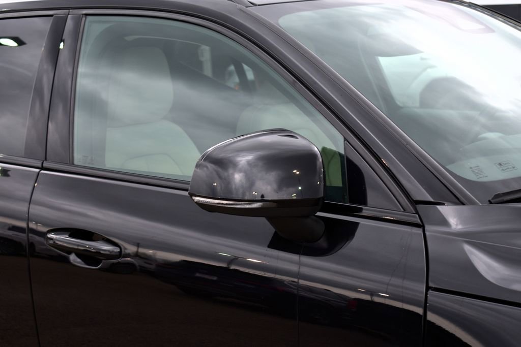 Used 2023 Volvo XC40 B5 Plus image 7