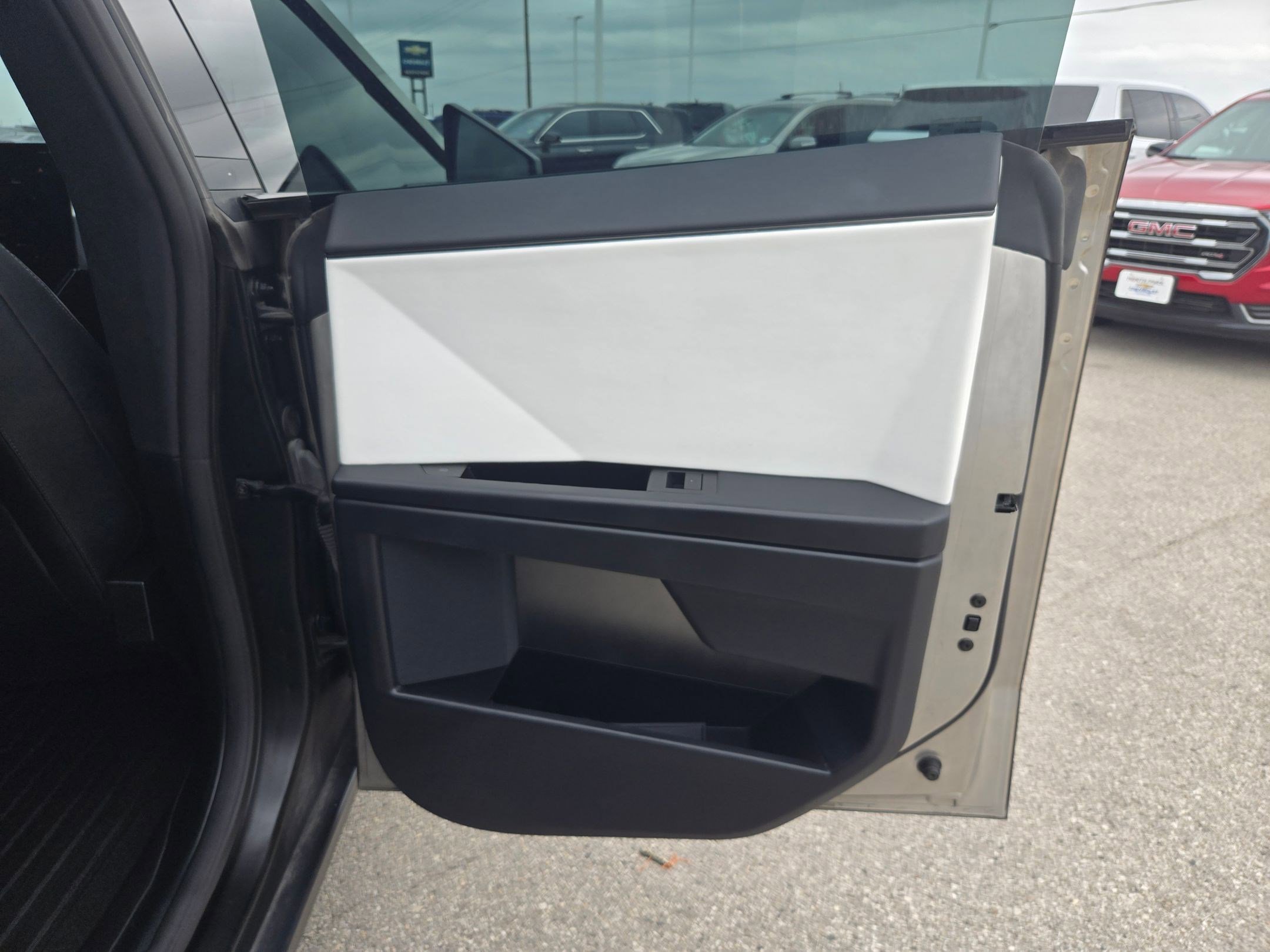 Used 2024 Tesla Cybertruck AWD Crew Cab image 23