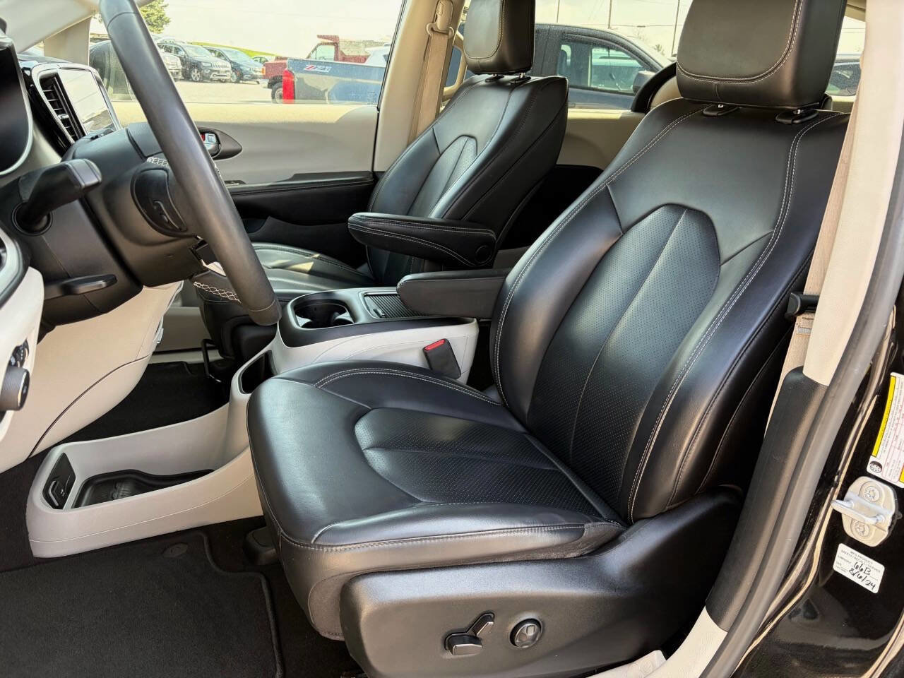 Used 2023 Chrysler Pacifica Touring-L FWD image 7
