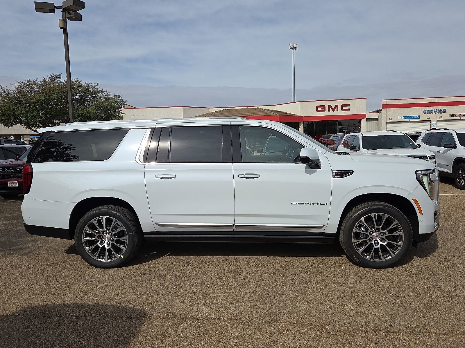 New 2026 GMC Yukon XL Denali w/ Denali Reserve Package AWD/4WD image 4