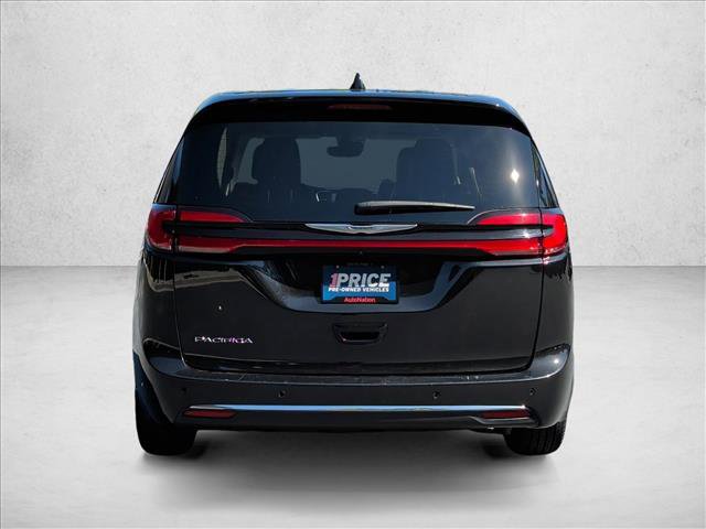 Used 2023 Chrysler Pacifica Touring-L image 6