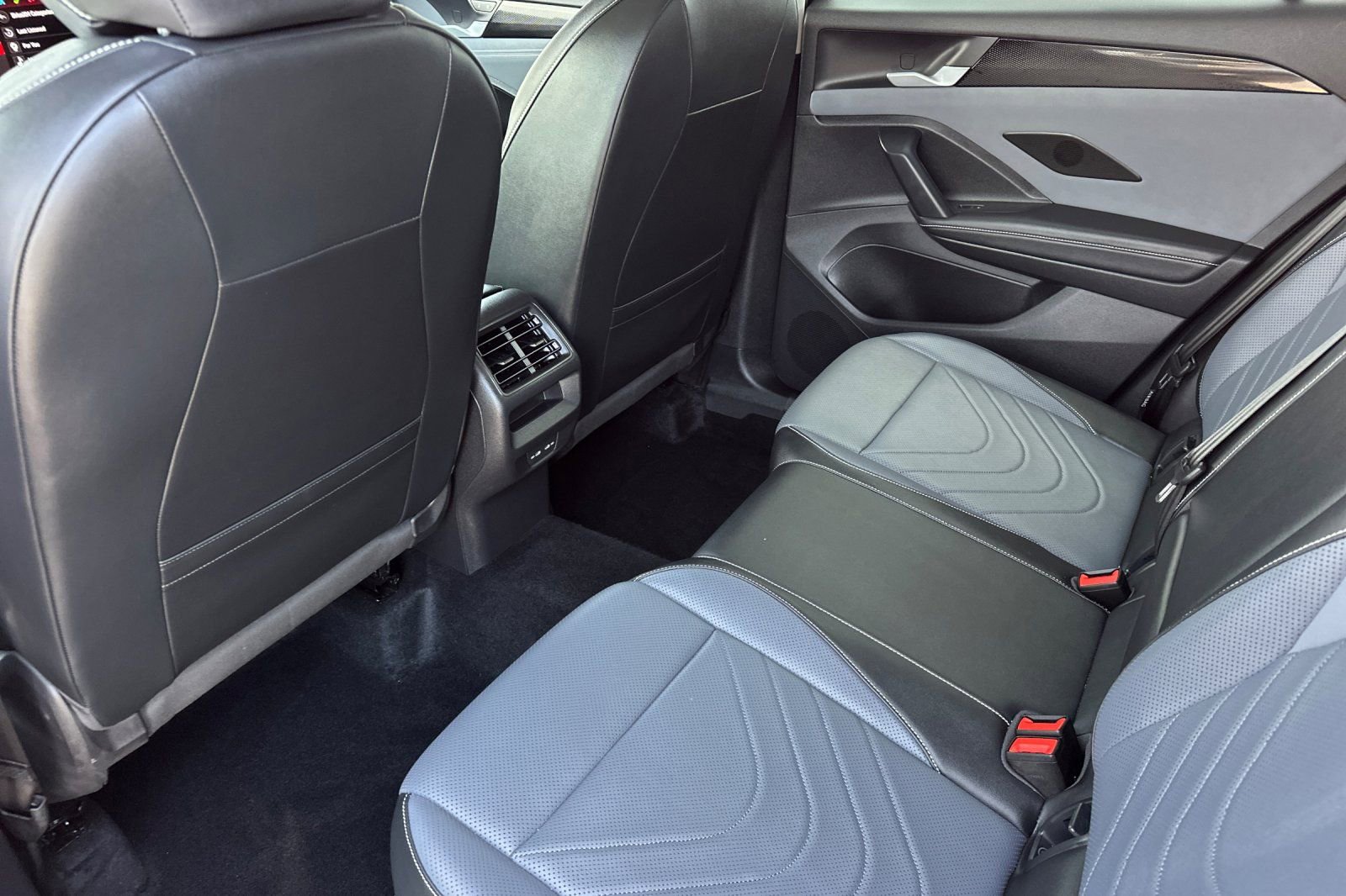 Used 2025 Volkswagen Tiguan SE FWD image 14