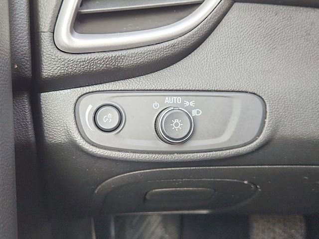Used 2020 Chevrolet Trax LT w/ LT Convenience Package FWD image 17