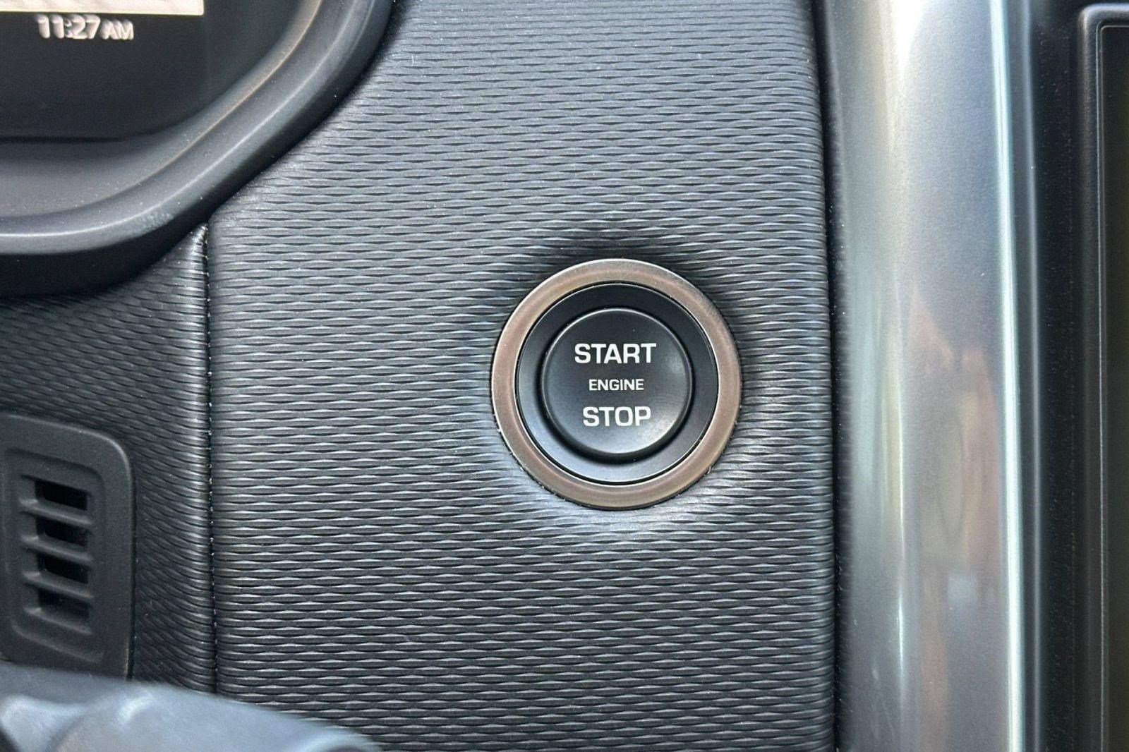 Used 2024 Land Rover Discovery Dynamic SE AWD/4WD image 18