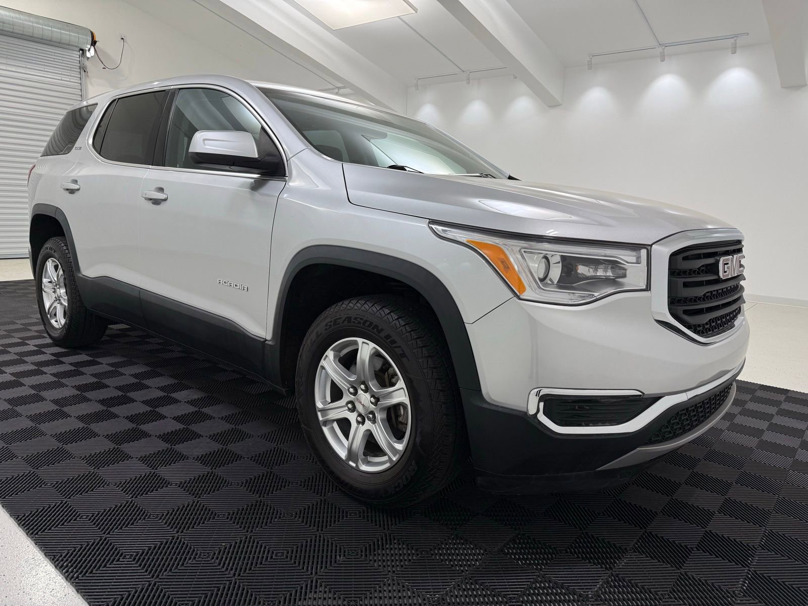 Used 2019 GMC Acadia SLE FWD image 1