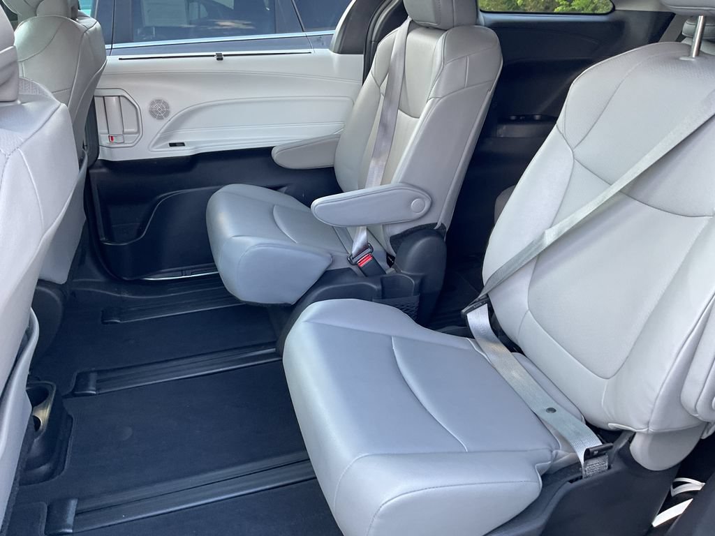 Used 2025 Toyota Sienna XLE FWD image 7
