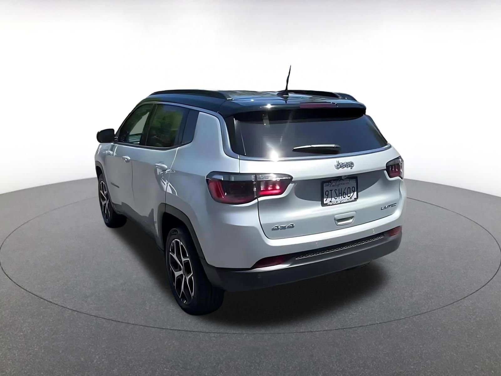 Used 2025 Jeep Compass Limited AWD/4WD image 12