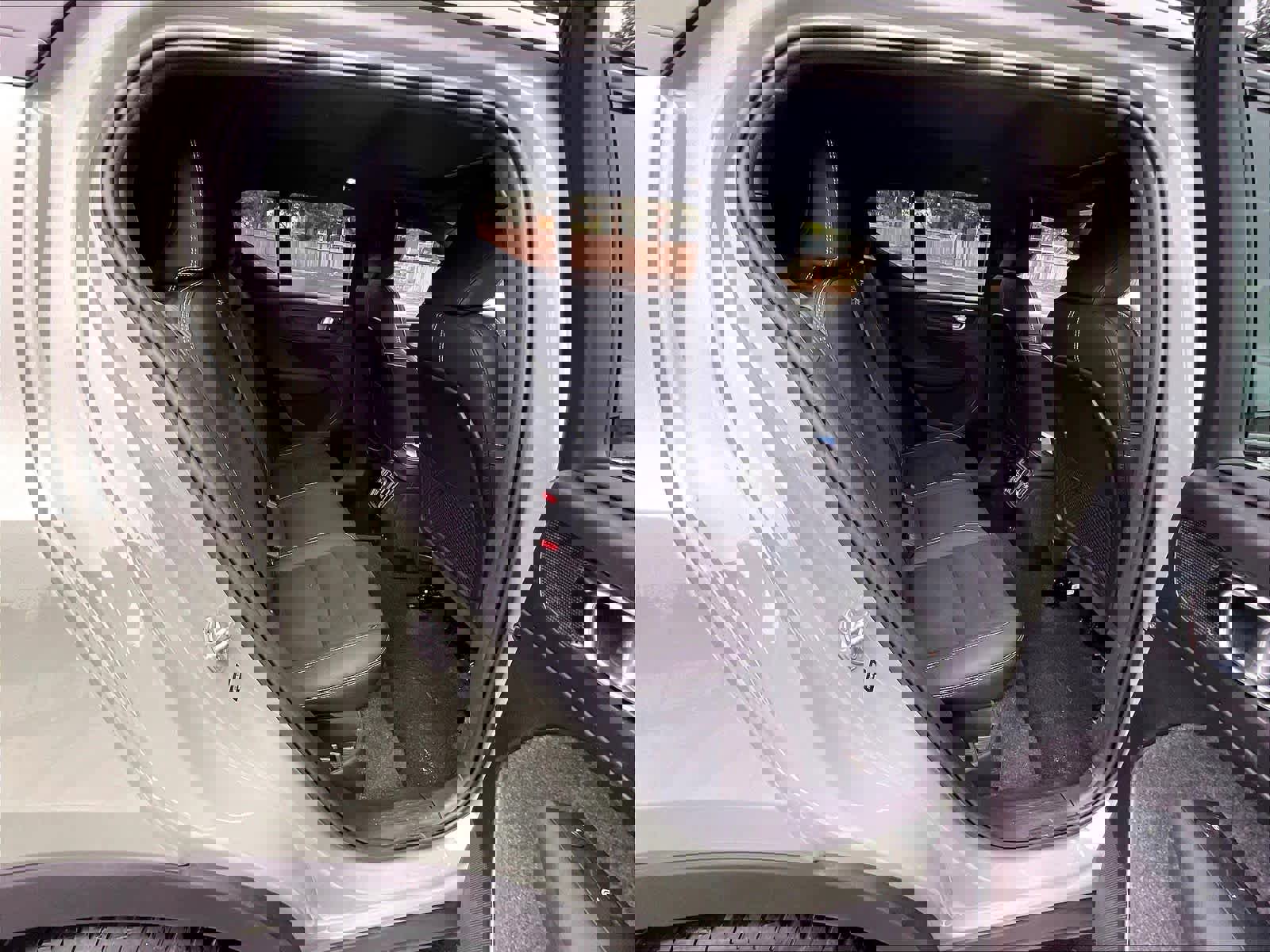 Used 2023 Volvo XC40 Recharge Ultimate image 30