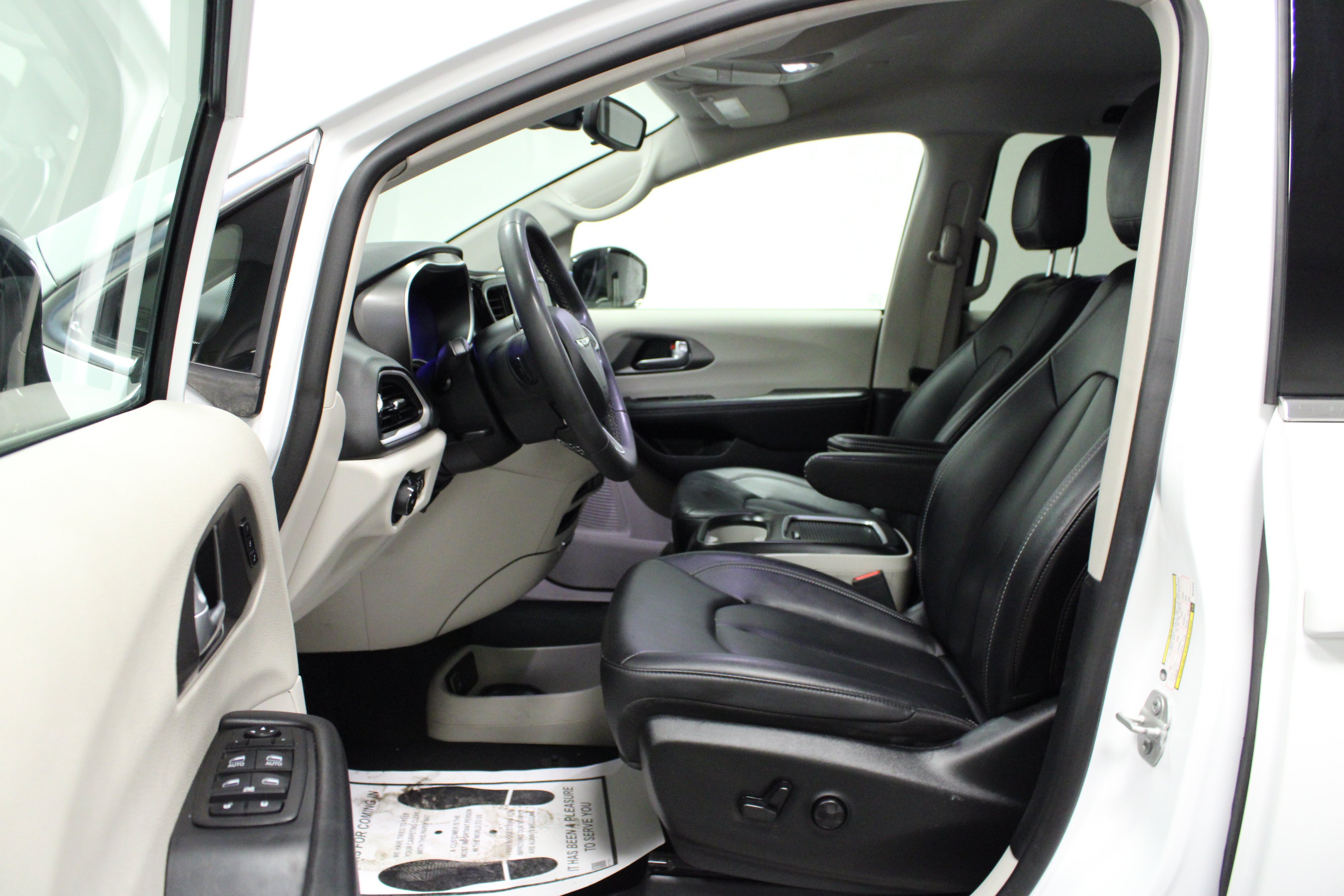 Used 2024 Chrysler Pacifica Touring-L FWD image 12